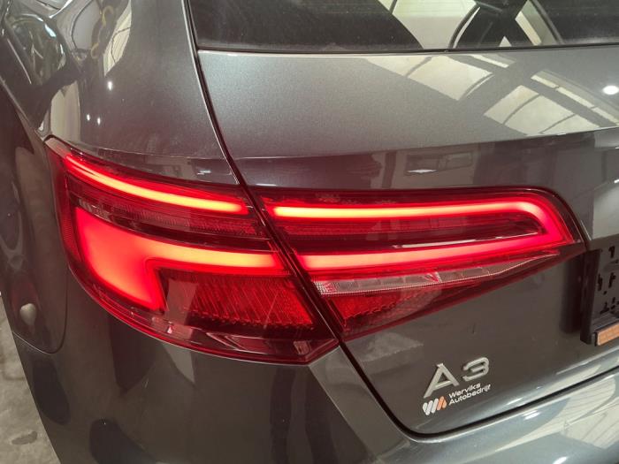 Audi A3 Sportback 1.4 TFSI 16V 40 e-tron Sloopvoertuig (2020, Metallic, Zilvergrijs)