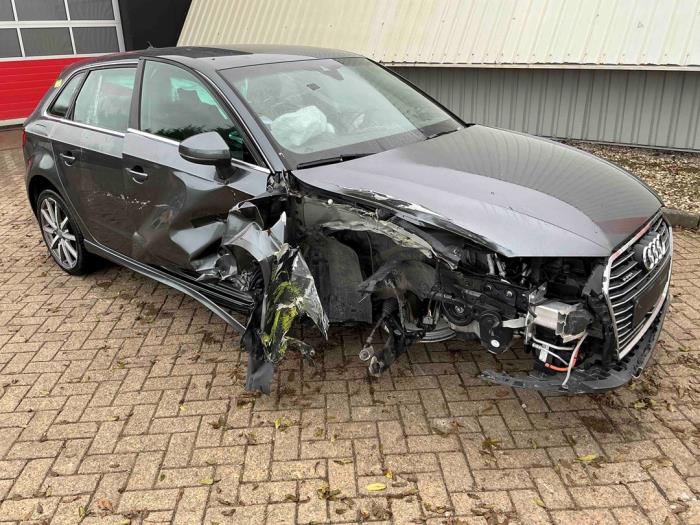 Audi A3 Sportback 1.4 TFSI 16V 40 e-tron Sloopvoertuig (2020, Metallic, Zilvergrijs)