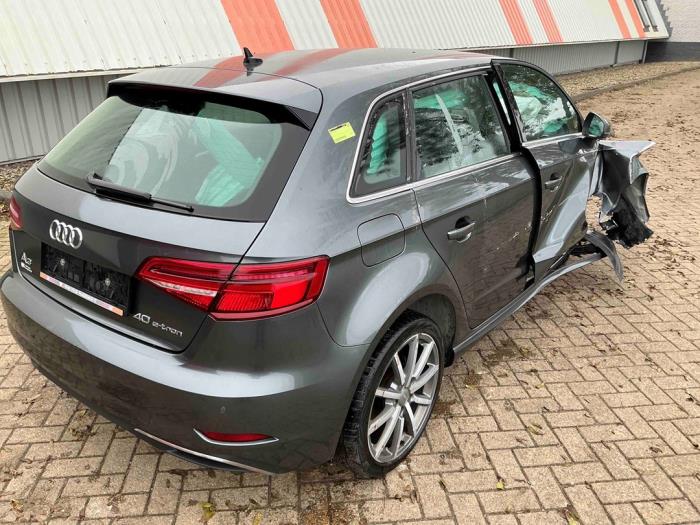 Audi A3 Sportback 1.4 TFSI 16V 40 e-tron Sloopvoertuig (2020, Metallic, Zilvergrijs)