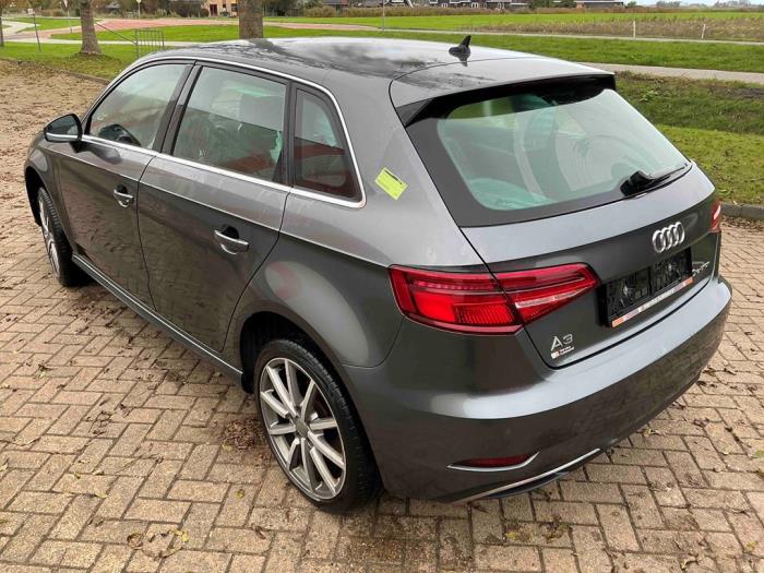 Audi A3 Sportback 1.4 TFSI 16V 40 e-tron Sloopvoertuig (2020, Metallic, Zilvergrijs)