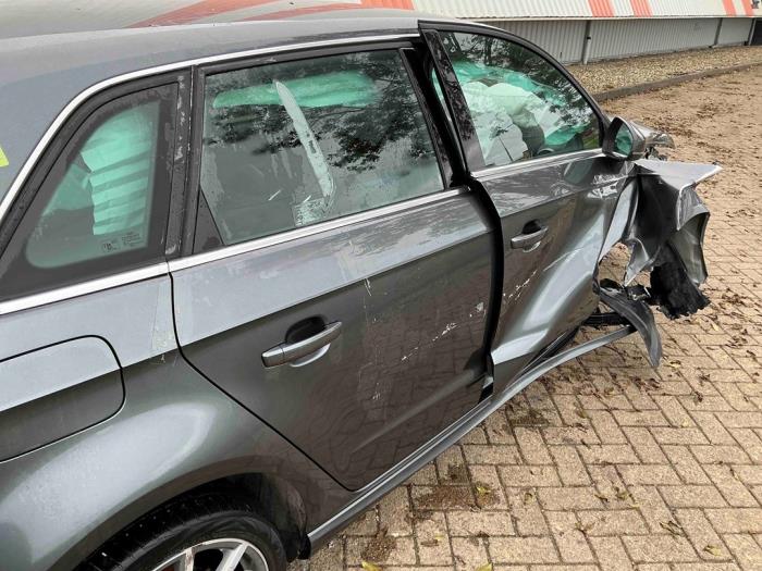 Audi A3 Sportback 1.4 TFSI 16V 40 e-tron Sloopvoertuig (2020, Metallic, Zilvergrijs)