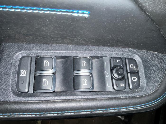 Lynk & Co 01 1.5 PHEV Sloopvoertuig (2022, Metallic, Zwart)