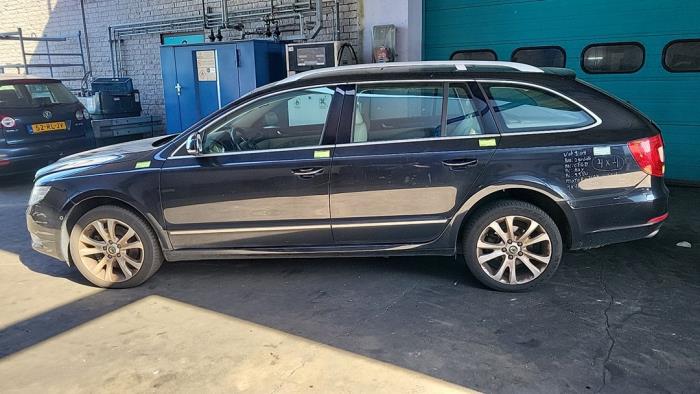 Skoda Superb Combi 2.0 TDI 16V 4x4 Sloopvoertuig (2010, Zwart)