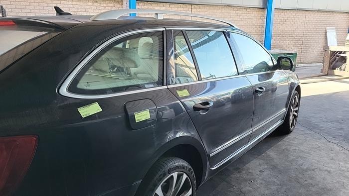 Skoda Superb Combi 2.0 TDI 16V 4x4 Sloopvoertuig (2010, Zwart)