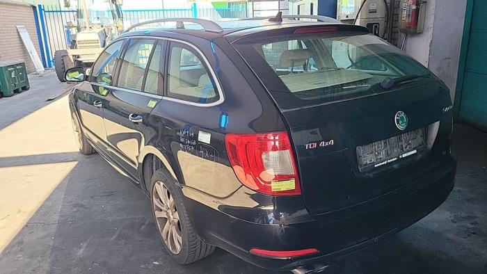 Skoda Superb Combi 2.0 TDI 16V 4x4 Sloopvoertuig (2010, Zwart)