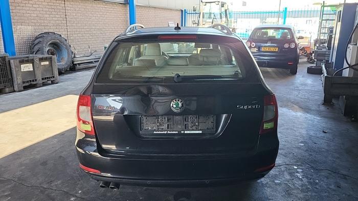 Skoda Superb Combi 2.0 TDI 16V 4x4 Sloopvoertuig (2010, Zwart)