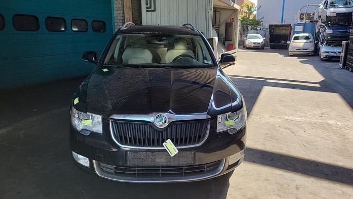 Skoda Superb Combi 2.0 TDI 16V 4x4 Sloopvoertuig (2010, Zwart)