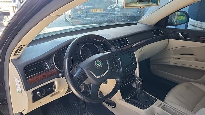 Skoda Superb Combi 2.0 TDI 16V 4x4 Sloopvoertuig (2010, Zwart)