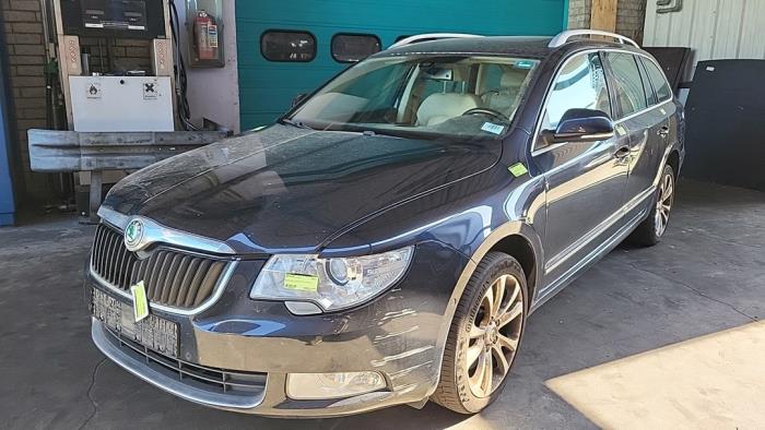 Skoda Superb Combi 2.0 TDI 16V 4x4 Sloopvoertuig (2010, Zwart)