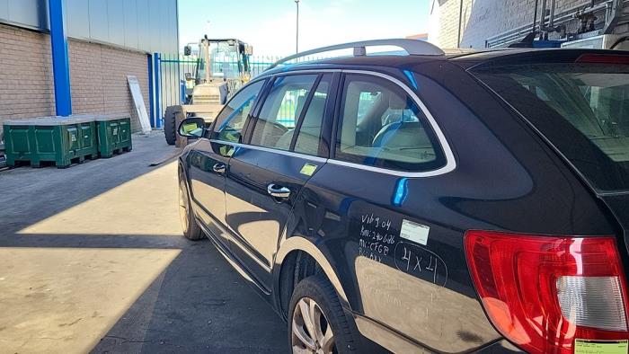 Skoda Superb Combi 2.0 TDI 16V 4x4 Sloopvoertuig (2010, Zwart)