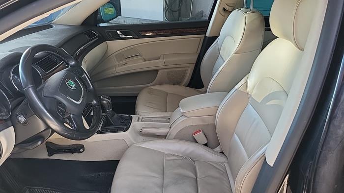 Skoda Superb Combi 2.0 TDI 16V 4x4 Sloopvoertuig (2010, Zwart)