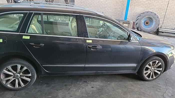 Skoda Superb Combi 2.0 TDI 16V 4x4 Sloopvoertuig (2010, Zwart)