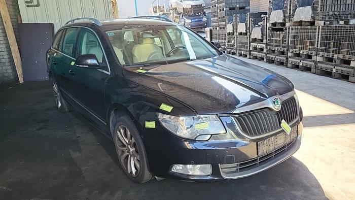Skoda Superb Combi 2.0 TDI 16V 4x4 Sloopvoertuig (2010, Zwart)