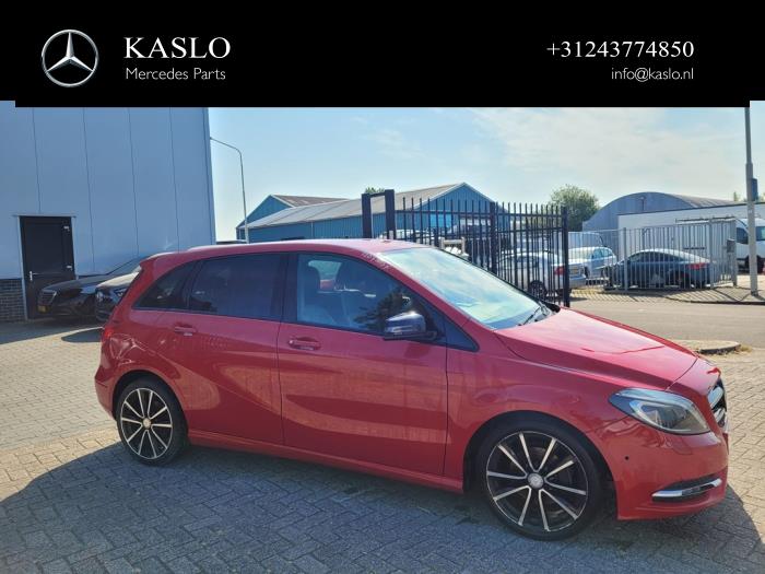 Mercedes B 1.6 B-180 BlueEFFICIENCY Turbo 16V Sloopvoertuig (2013, Rood)
