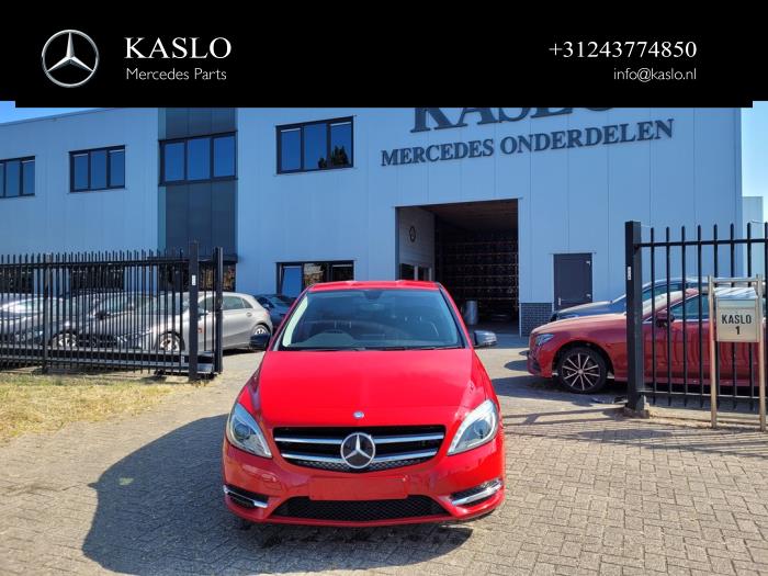 Mercedes B 1.6 B-180 BlueEFFICIENCY Turbo 16V Sloopvoertuig (2013, Rood)