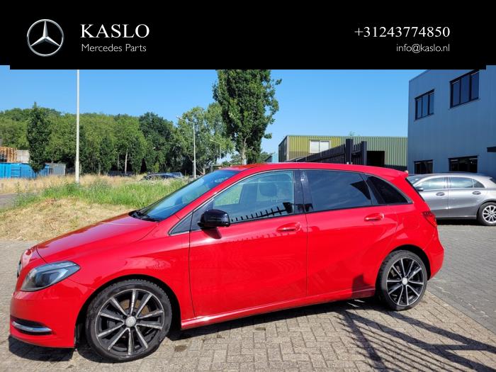 Mercedes B 1.6 B-180 BlueEFFICIENCY Turbo 16V Sloopvoertuig (2013, Rood)