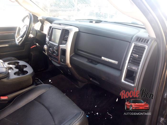 Dodge 1500 Crew Cab 5.7 Hemi V8 4x4 Sloopvoertuig (2016, Zwart)