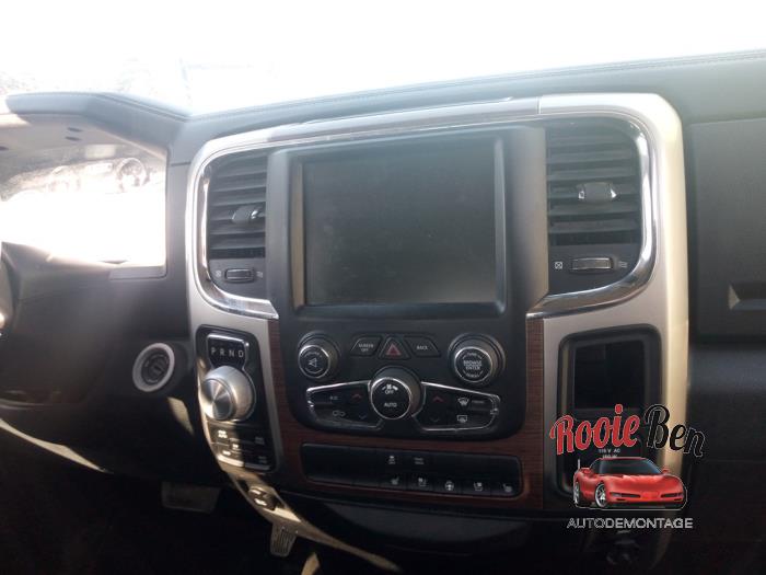 Dodge 1500 Crew Cab 5.7 Hemi V8 4x4 Sloopvoertuig (2016, Zwart)
