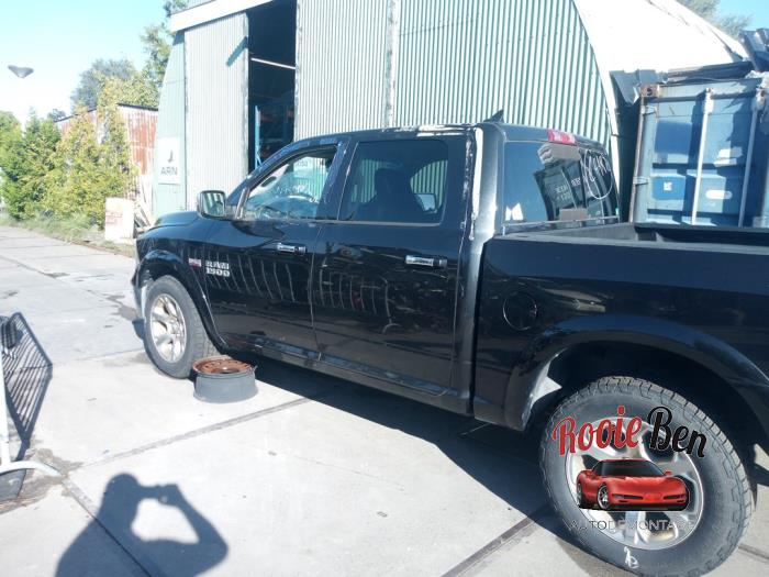 Dodge 1500 Crew Cab 5.7 Hemi V8 4x4 Sloopvoertuig (2016, Zwart)