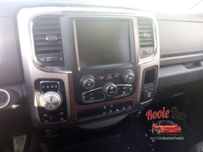 Dodge 1500 Crew Cab 5.7 Hemi V8 4x4 Sloopvoertuig (2016, Zwart)