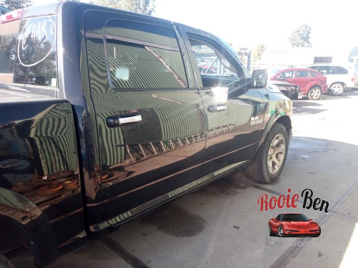 Dodge 1500 Crew Cab 5.7 Hemi V8 4x4 Sloopvoertuig (2016, Zwart)