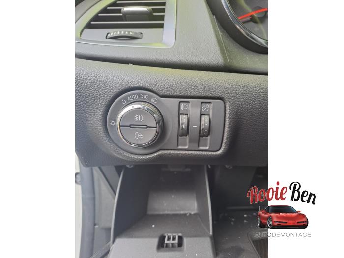 Opel Astra J Sports Tourer 2.0 CDTI 16V 165 Sloopvoertuig (2015, Wit)