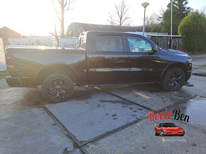 Dodge 1500 Crew Cab 5.7 Hemi V8 4x4 Sloopvoertuig (2023, Zwart)