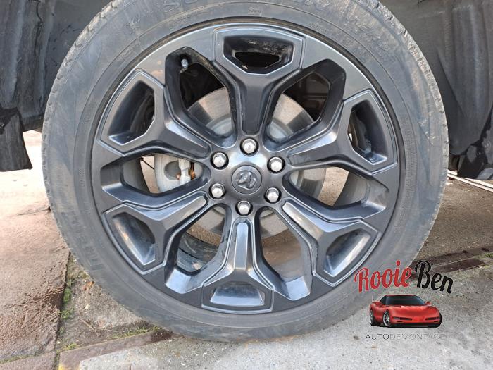 Dodge 1500 Crew Cab 5.7 Hemi V8 4x4 Sloopvoertuig (2023, Zwart)