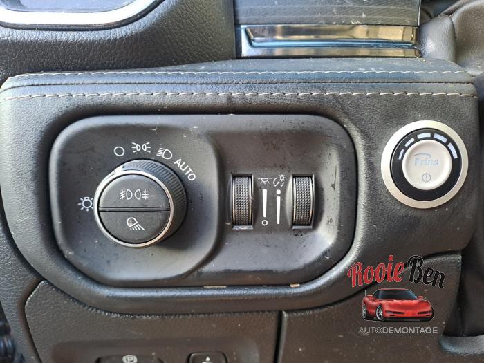 Dodge 1500 Crew Cab 5.7 Hemi V8 4x4 Sloopvoertuig (2023, Zwart)