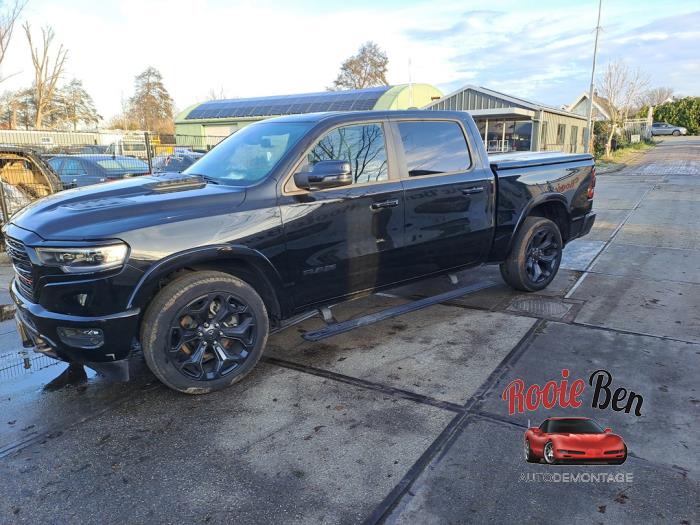 Dodge 1500 Crew Cab 5.7 Hemi V8 4x4 Sloopvoertuig (2023, Zwart)