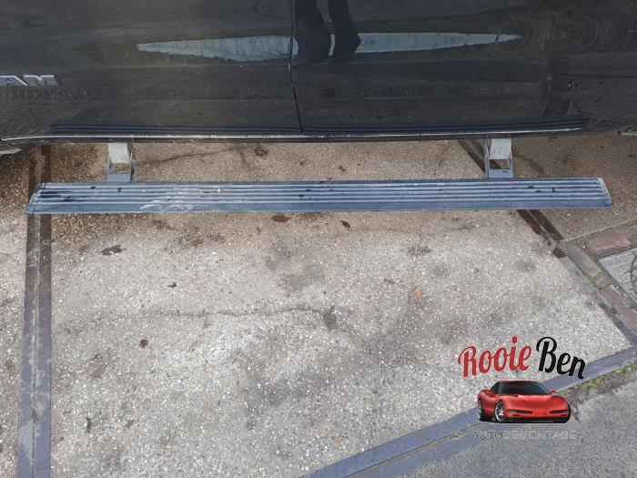 Dodge 1500 Crew Cab 5.7 Hemi V8 4x4 Sloopvoertuig (2023, Zwart)