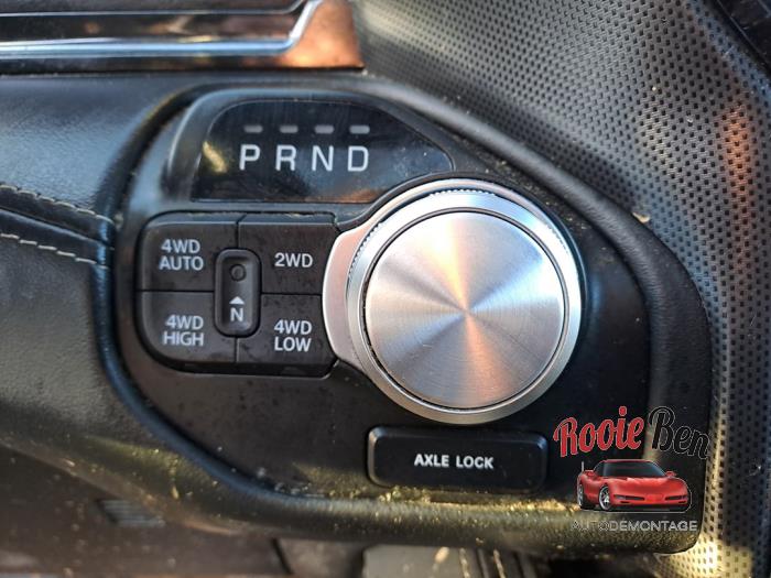 Dodge 1500 Crew Cab 5.7 Hemi V8 4x4 Sloopvoertuig (2023, Zwart)