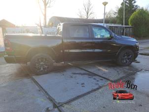 Dodge 1500 Crew Cab 5.7 Hemi V8 4x4 Sloopvoertuig (2023, Zwart)
