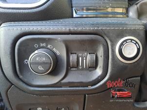 Dodge 1500 Crew Cab 5.7 Hemi V8 4x4 Sloopvoertuig (2023, Zwart)