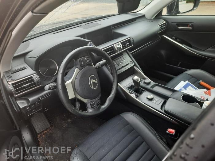 Lexus IS 300h 2.5 16V Sloopvoertuig (2018, Blauw)