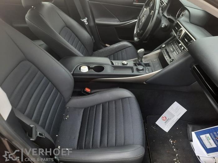 Lexus IS 300h 2.5 16V Sloopvoertuig (2018, Blauw)
