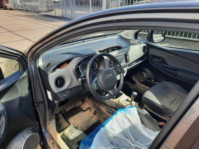 Toyota Yaris III 1.5 16V Hybrid Sloopvoertuig (2015, Grijs)