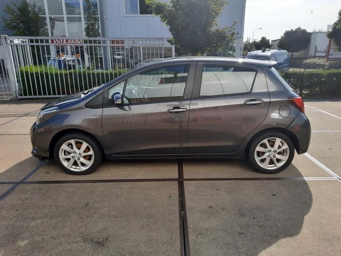 Toyota Yaris III 1.5 16V Hybrid Sloopvoertuig (2015, Grijs)