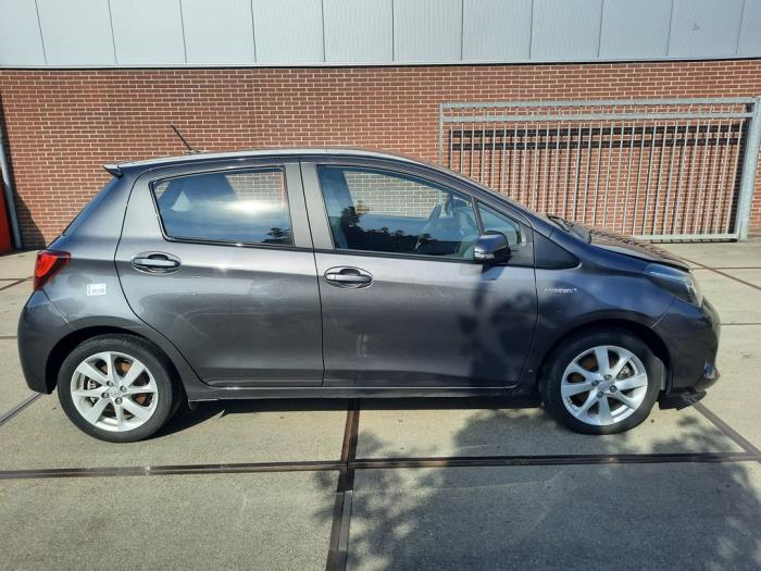 Toyota Yaris III 1.5 16V Hybrid Sloopvoertuig (2015, Grijs)