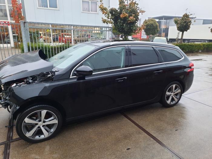 Peugeot 308 SW 1.2 12V e-THP PureTech 130 Sloopvoertuig (2015, Zwart)