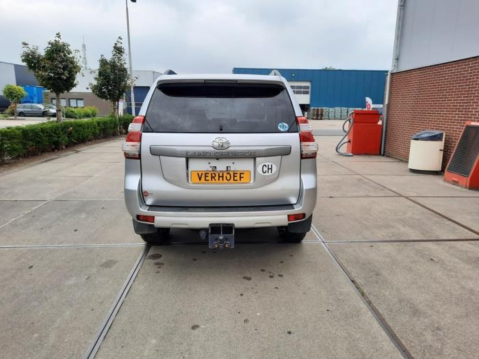 Toyota Land Cruiser 2.8 D-4D 16V Euro 6 Sloopvoertuig (2015, Zilvergrijs)