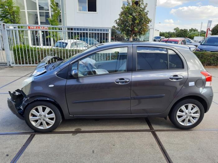 Toyota Yaris II 1.33 16V Dual VVT-I Sloopvoertuig (2009, Grijs)