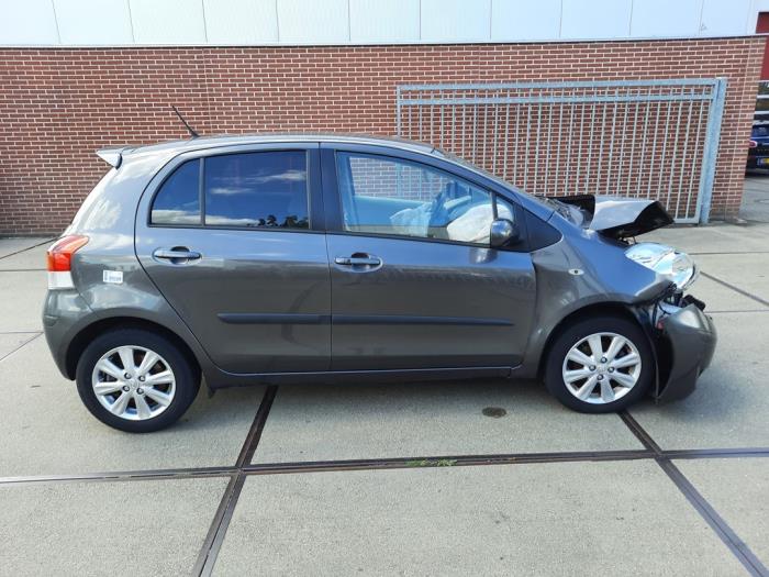 Toyota Yaris II 1.33 16V Dual VVT-I Sloopvoertuig (2009, Grijs)