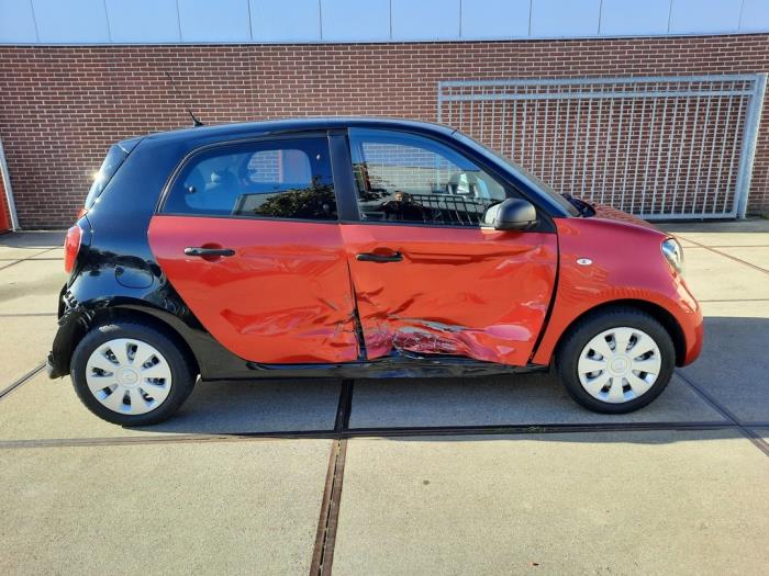 Smart Forfour 1.0 12V Sloopvoertuig (2016, Rood)