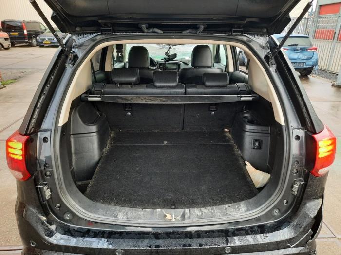 Mitsubishi Outlander 2.4 16V PHEV 4x4 Sloopvoertuig (2019, Zwart)