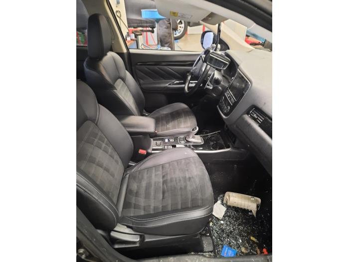 Mitsubishi Outlander 2.4 16V PHEV 4x4 Sloopvoertuig (2019, Zwart)