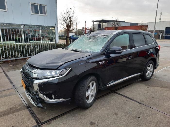 Mitsubishi Outlander 2.4 16V PHEV 4x4 Sloopvoertuig (2019, Zwart)