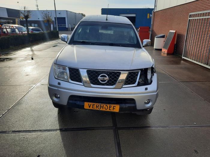 Nissan Navara 2.5 dCi 16V 4x4 Sloopvoertuig (2007, Grijs)
