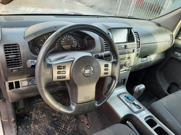 Nissan Navara 2.5 dCi 16V 4x4 Sloopvoertuig (2007, Grijs)