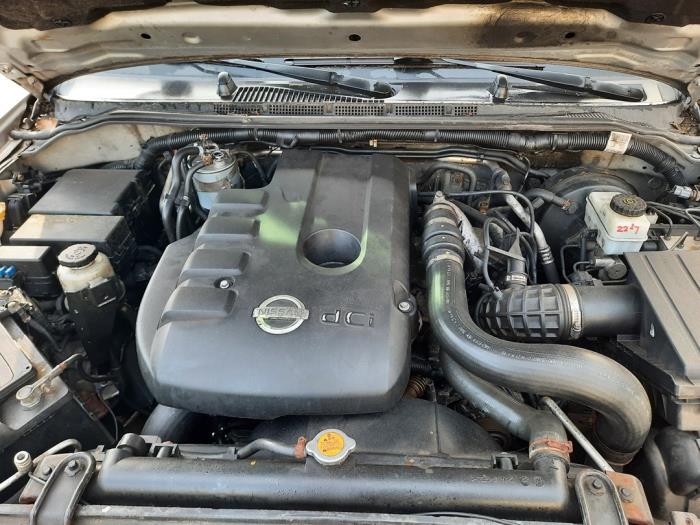 Nissan Navara 2.5 dCi 16V 4x4 Sloopvoertuig (2007, Grijs)